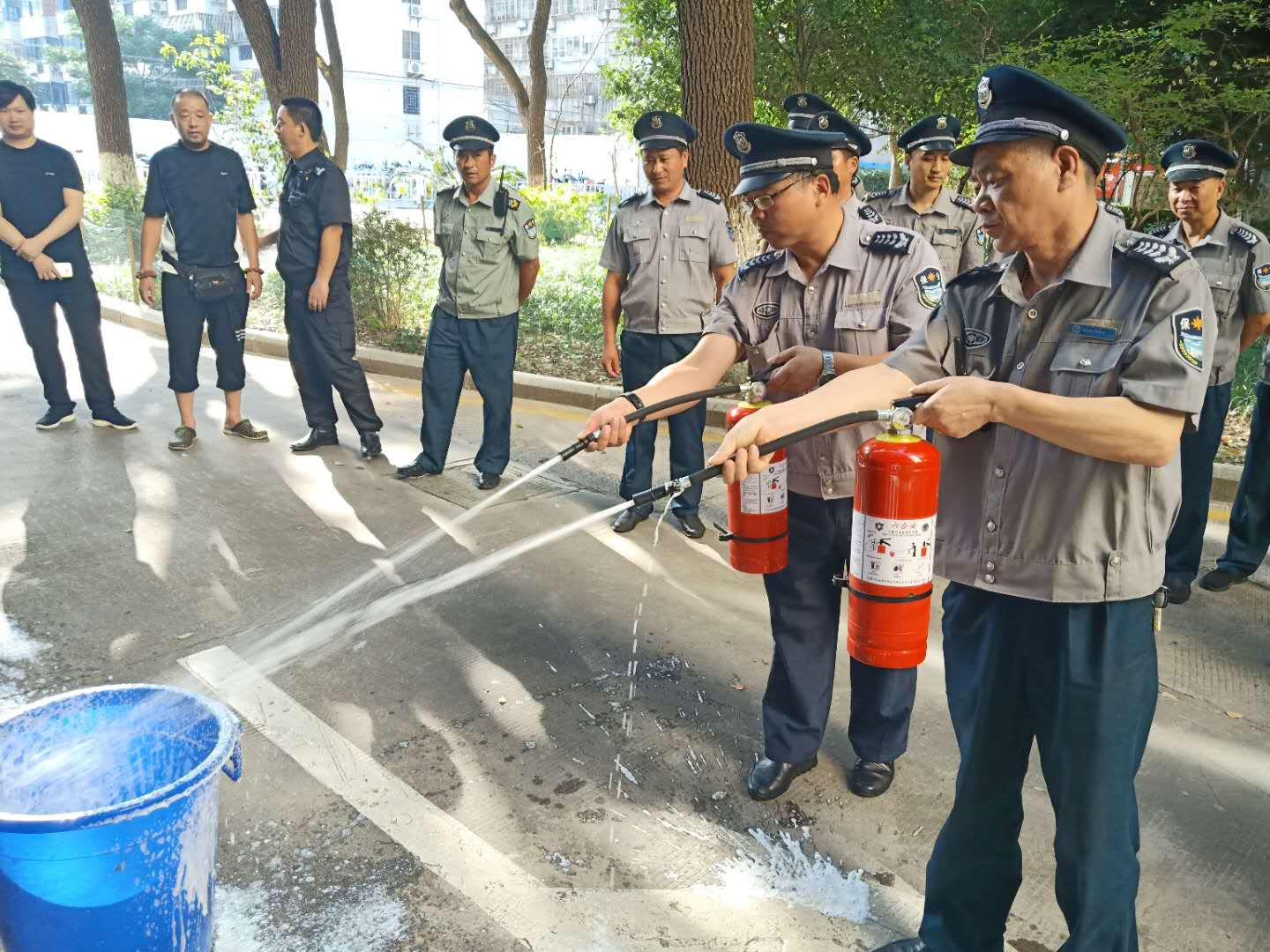 保安公司組織中醫(yī)院安保隊(duì)開(kāi)展消防演練.jpg