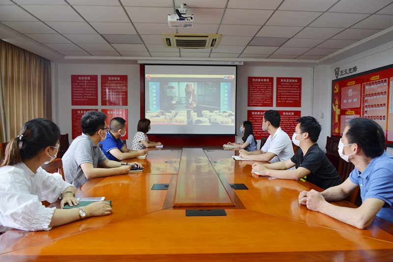 保安公司組織觀看“綻放戰(zhàn)疫青春·堅(jiān)定制度自信”宣講暨青年講師團(tuán)全市行活動(dòng).JPG