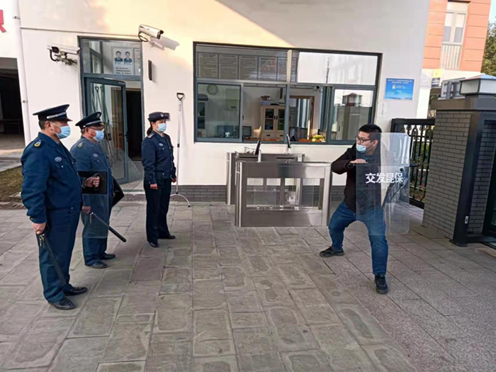 安保公司駐正儀中學(xué)保安隊(duì)開展反恐防暴應(yīng)急演練.png